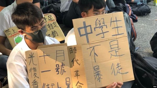 今日为《禁蒙面法》生效后首个上课日，而香港教育局早前要求全港中学上报戴口罩学生人数。圣公会邓肇坚中学的一位中六生表示，政府企图用极端手法让社会噤声，“但我们是不会怕的”。示意图。