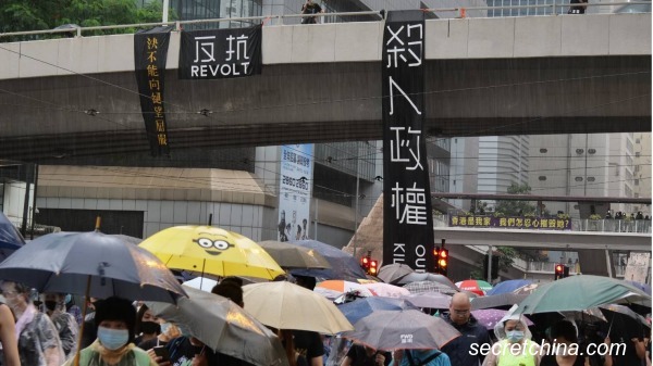 昨日下午香港网民发起的“反极权反紧急法大游行”，号为“九龙革命，港岛起义”，呼吁港人“维港两岸一齐行”。