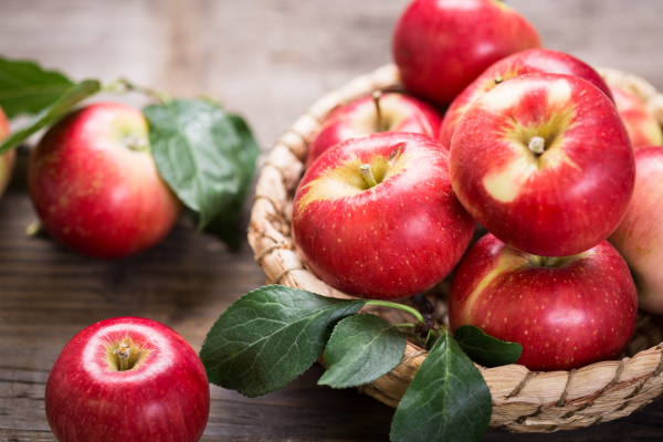 「蘋果」一詞也是源自於梵語，是古印度佛經中的一種水果，最早被稱作是「頻婆」，後來就漸漸的變成蘋果了。