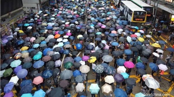 10月6日下午，香港网民发起“反极权反紧急法大游行”。