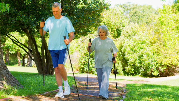 中老年人步行要控制在6000步以內，不要運動過度，以免骨骼發生退行性病變。