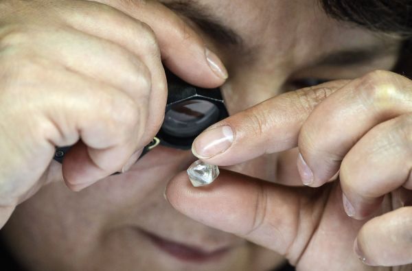 2019年7月1日，一名俄羅斯員工在鑽石分揀中心檢查了未經加工的鑽石。