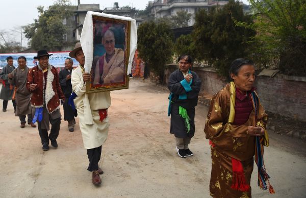 2018年2月16日，在加德满都庆祝新年的活动中，流亡藏人手持达赖喇嘛的照片。