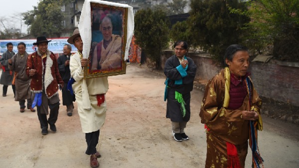 2018年，在加德滿都慶祝新年的活動中，流亡藏人手持達賴喇嘛的照片。（圖片來源：PRAKASH MATHEMA/AFP/Getty Images）