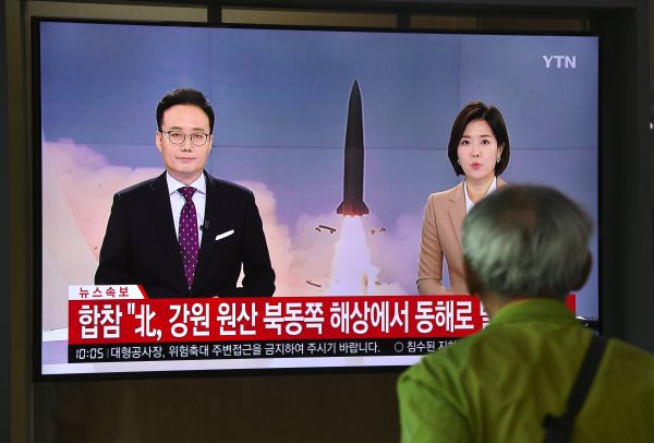2019年10月2日，一名男子在首爾火車站觀看電視新聞報導朝鮮導彈發射的最新動態。