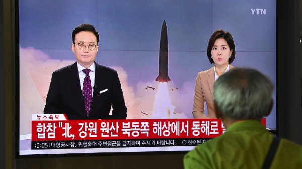 美智庫發現，朝鮮在平壤根據機場附近秘密興建導彈基地，且已接近完工。圖為首爾一名男子觀看電視新聞報導朝鮮導彈發射的最新動態。（圖片來源：JUNG YEON-JE/AFP/Getty Images ）