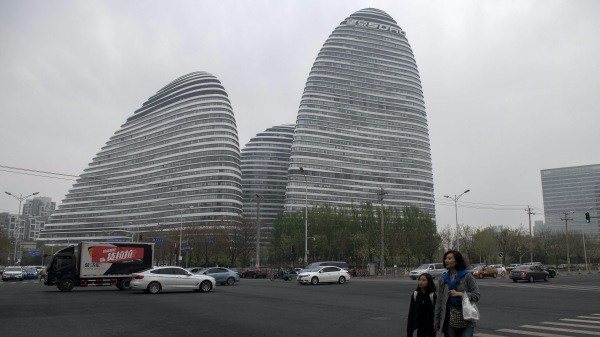 SOHO中國考慮出售8座寫字樓權益。圖為北京的望京SOHO。