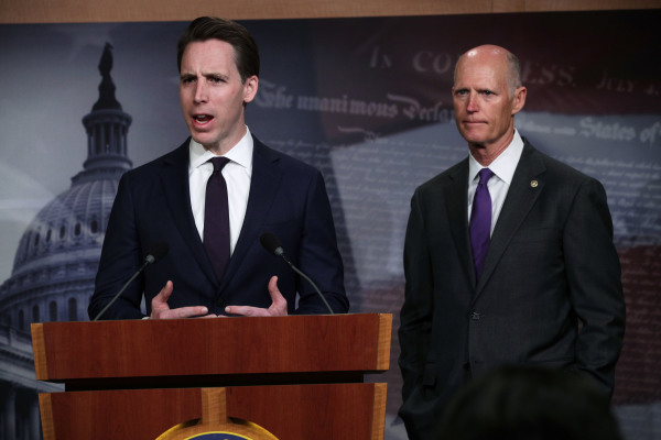 美国国会参议员乔什．霍利（Josh Hawley，左）和里克．斯科特（Rick Scott，右）。（图片来源：Alex Wong/Getty Images）