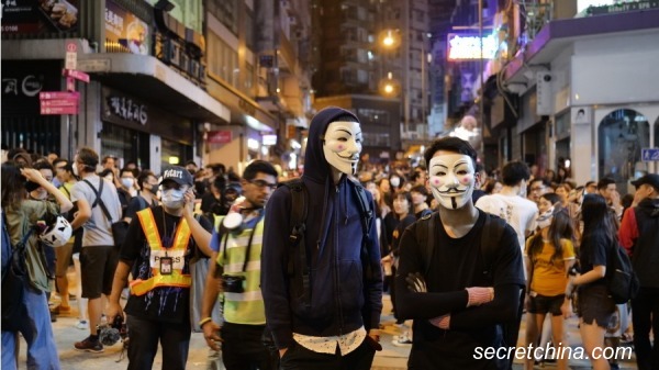 香港人发起在太子站悼念活动及“哈啰喂九官面具夜”。图为兰桂坊。