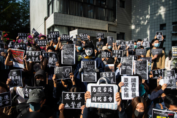 11月8日，学生们悼念周梓乐的去世，并抗议港警的暴行。