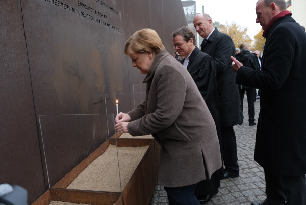 2019年11月9日，德国总理默克尔在德国柏林举行纪念柏林墙倒塌30周年的仪式后，在贝尔瑙大街的柏林墙纪念馆放置一支蜡烛 。