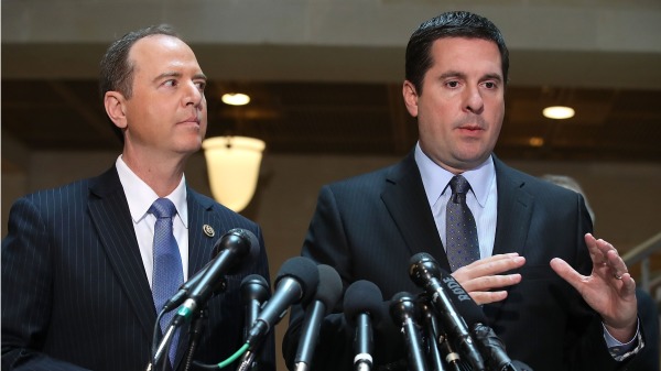 眾議院情報委員會資深共和黨議員努涅斯（右）向該委員會主席希夫（左）提交一份共和黨希望被列入聽證的證人名單。(圖片來源 :Mark Wilson/Getty Images)