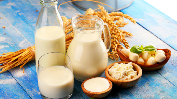 飯前30分鐘喝一杯牛奶或酸奶，可以有效降低餐後血糖升高速度。