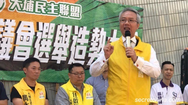 有“机场大叔”之称的今届香港区选候选人陈振哲，曾遭警方施以胡椒喷雾拘捕，他批评政府纵容警暴。（图片来源：周秀文／看中国摄影）