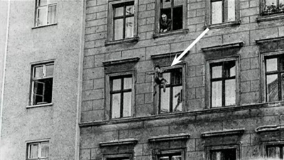 1961年夏天，挨著柏林牆的一處東德樓房上，一個六歲的男孩跳了下來。