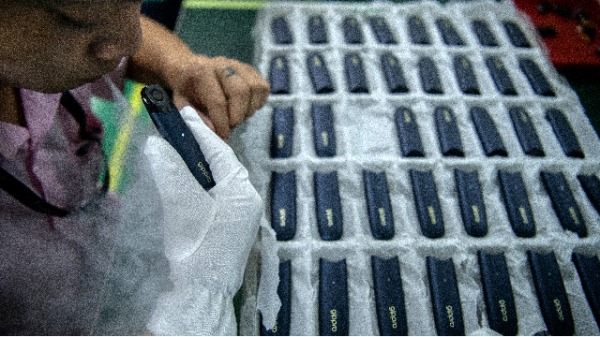2019年9月24日，一名工人在中国领先的电子烟产品制造商之一的Kanger Tech生产线上测试了一支电子烟。中国主导电子烟行业。（图片来源：Kevin Frayer/Getty Images）
