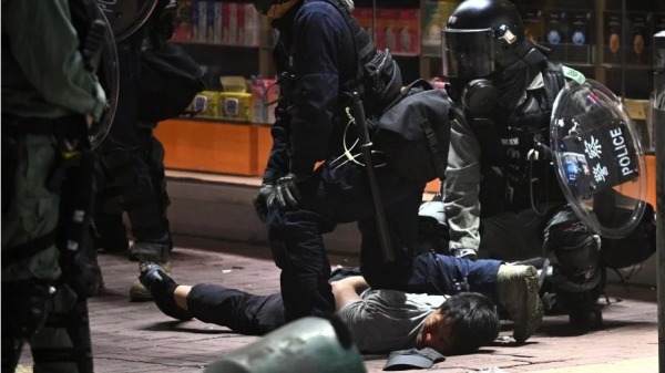 香港警察枪击谋杀市民