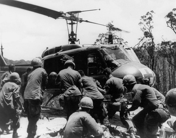 受傷美兵被裝載到一架UH-1救傷直升機上。
