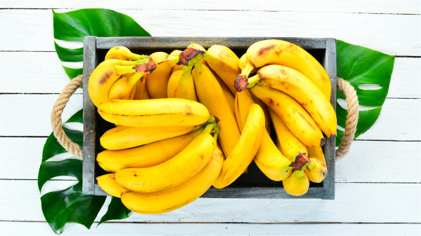 香蕉可以帮助肝脏解毒，尤其是饮酒后对酒精能起到作用。