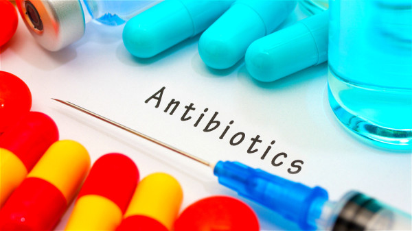 感冒發燒多由病毒所致，有其自然病程，服用抗生素無效。