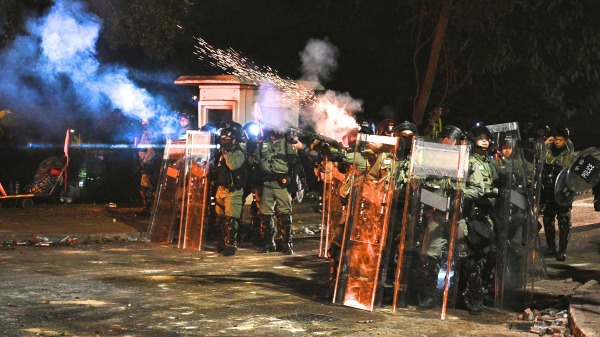 去年11月，港警围攻中文大学并向校园发射催泪弹。（图片来源：PHILIP FONG/AFP via Getty Images）