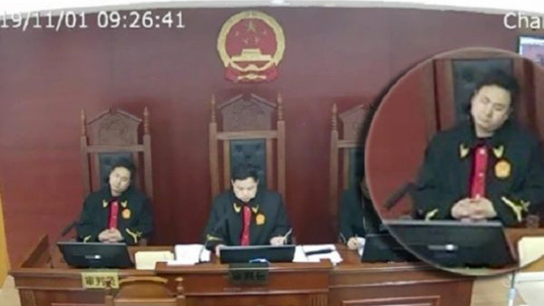 湖南永州市中级法院一法官在审案时居然睡觉。（网络图片）