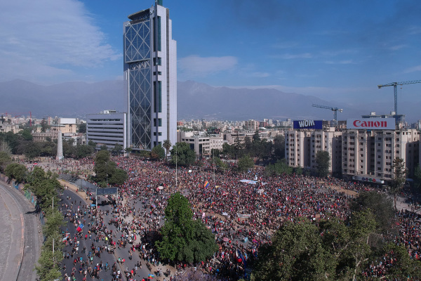 2019年11月12日，智利聖地亞哥100個組織號召大罷工，走上街頭。