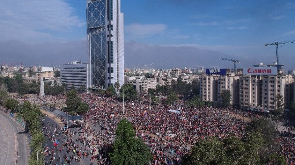 2019年11月12日，智利圣地亚哥100个组织号召大罢工，走上街头