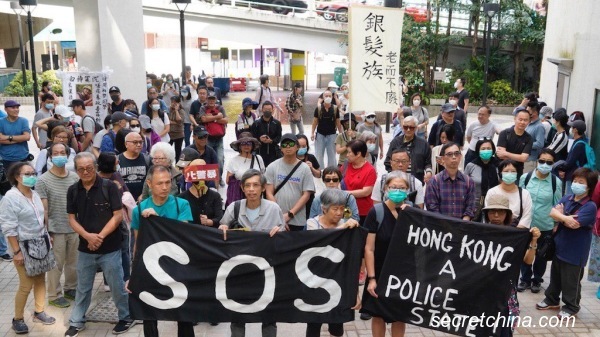 香港一批银发族游行到英美领事馆求救，呼吁国际关注香港现时紧急情况。（图片来源：周秀文／看中国摄影）