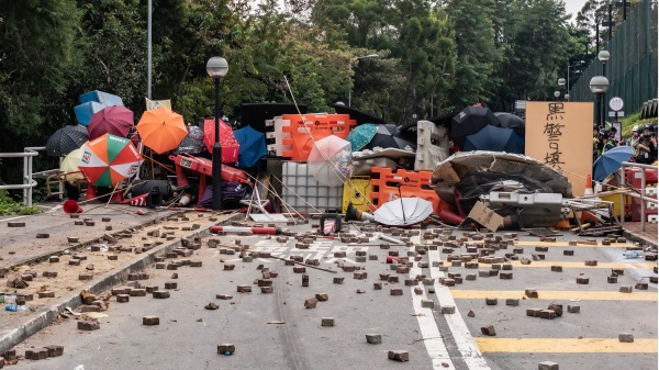 香港警察無間斷以催淚彈和橡膠子彈強攻中文大學。