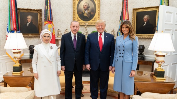 川普总统和第一夫人梅拉尼亚在白宫椭圆形办公室与土耳其总统埃尔多安和他的妻子埃米·埃尔多安夫人合影。（白宫/公有领域）
