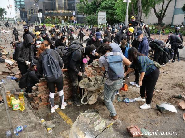 香港数间大学的校园近来成为反送中抗议者和警方冲突的战场，已有部分学生基于安全疑虑离港，外媒访问到几名大学生，表达对近期局势的看法。