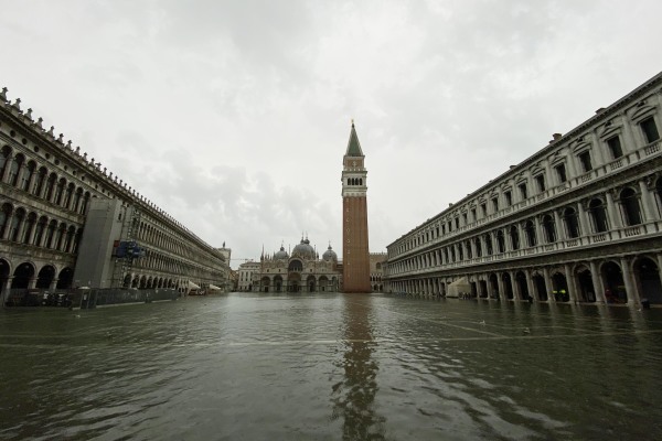 2019年11月15日，威尼斯聖馬可廣場漲潮的海水淹沒。