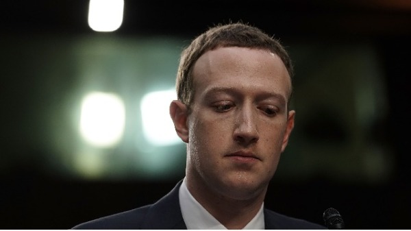 2018年4月10日，臉書首席執行官馬克．扎克伯格因客戶資料外泄在華盛頓出席聽證會