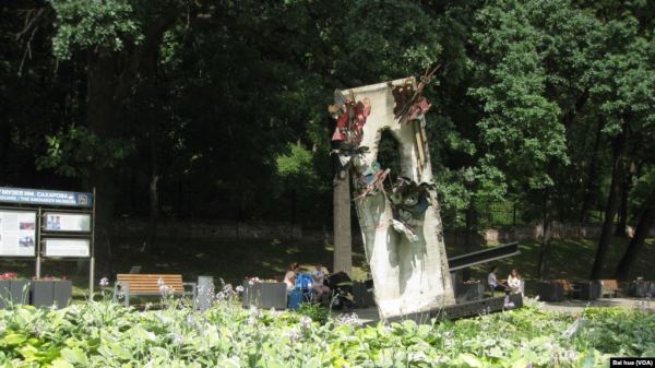 斯科萨哈罗夫人权中心前一座用柏林墙残骸制成的“自由纪念碑”。美国之音记者白桦拍摄