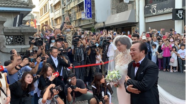 11月17日，藝人林志玲（前右2）與日本男團「放浪兄弟」成員 AKIRA在台南完婚。