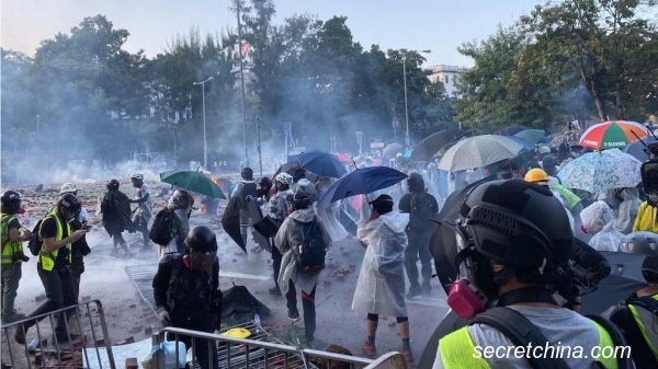 去年11月，香港理工大学爆发警民冲突，港警出动催泪弹、水炮车、装甲车镇压。（图片来源：周秀文/看中国）