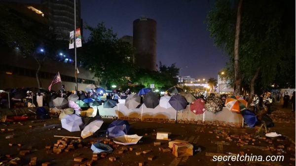 11月17日晚，香港警察依旧与“反送中”支持者在香港理工大学对峙。