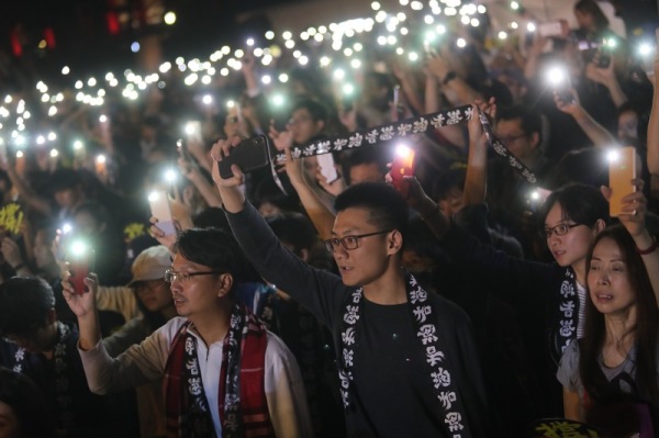 “撑香港要自由”演唱会，民众在压轴表演时拿出手机、点亮灯光，随音乐摇摆，以行动力挺港人抗争。