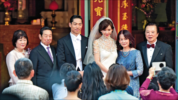 林志玲（右三）、AKIRA（左三）在台南舉行婚禮，雙方父母都亮麗出席。