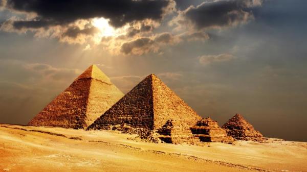 埃及金字塔。