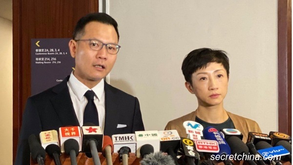 香港高院裁定违宪，民主派议员呼吁政府立即撤销所有禁蒙面法相关的检控。（图片来源：周秀文／看中国摄影）