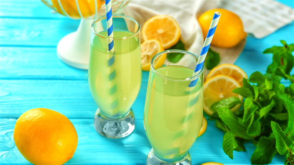 感冒時一天喝上500～1000毫升檸檬汁，能減輕流鼻涕的症狀，感冒也好得快。