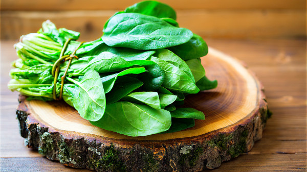 預防老年痴呆，可多食用菠菜等葉酸含量比較高的食物。