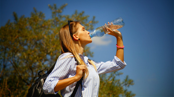 人體攝入足夠的水，有助於尿酸的排泄。