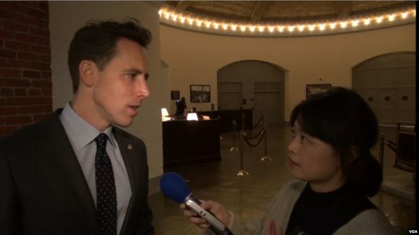 美国联邦参议员霍利在国会大厦内接受美国之音采访
