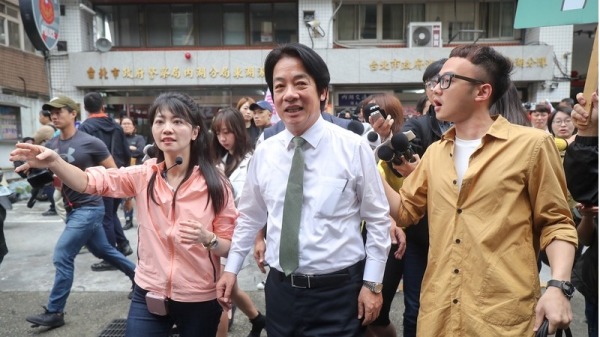 前行政院長賴清德（中）在台北市內湖區五分街幫助立委候選人高嘉瑜（左）輔選。