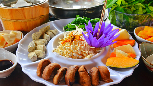 金针菇是涮火锅常见的菜，一定煮熟再吃，否则容易引起中毒。