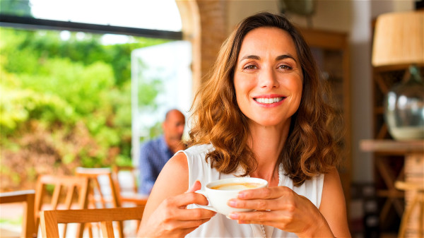 经常喝咖啡、茶或可乐等有色饮料的话，会加重牙齿发黄。