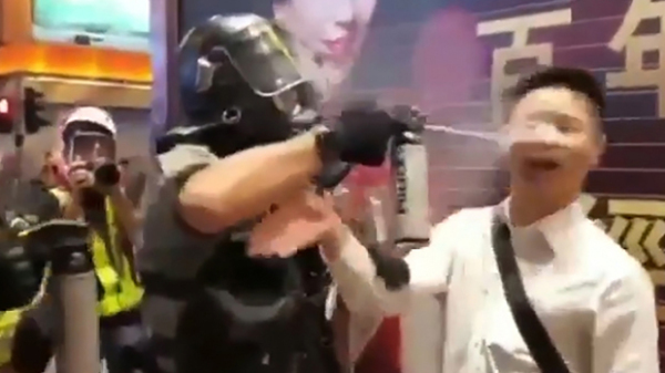 2019年10月31日，香港警察以胡椒喷剂近距离喷向一名男子的面部。（网上视频截图）